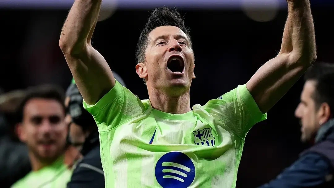 8. Robert Lewandowski (Barcelona): Mùa giải 2024-25: 36 bàn thắng, 5 kiến tạo. Vô địch Siêu cúp Tây Ban Nha.