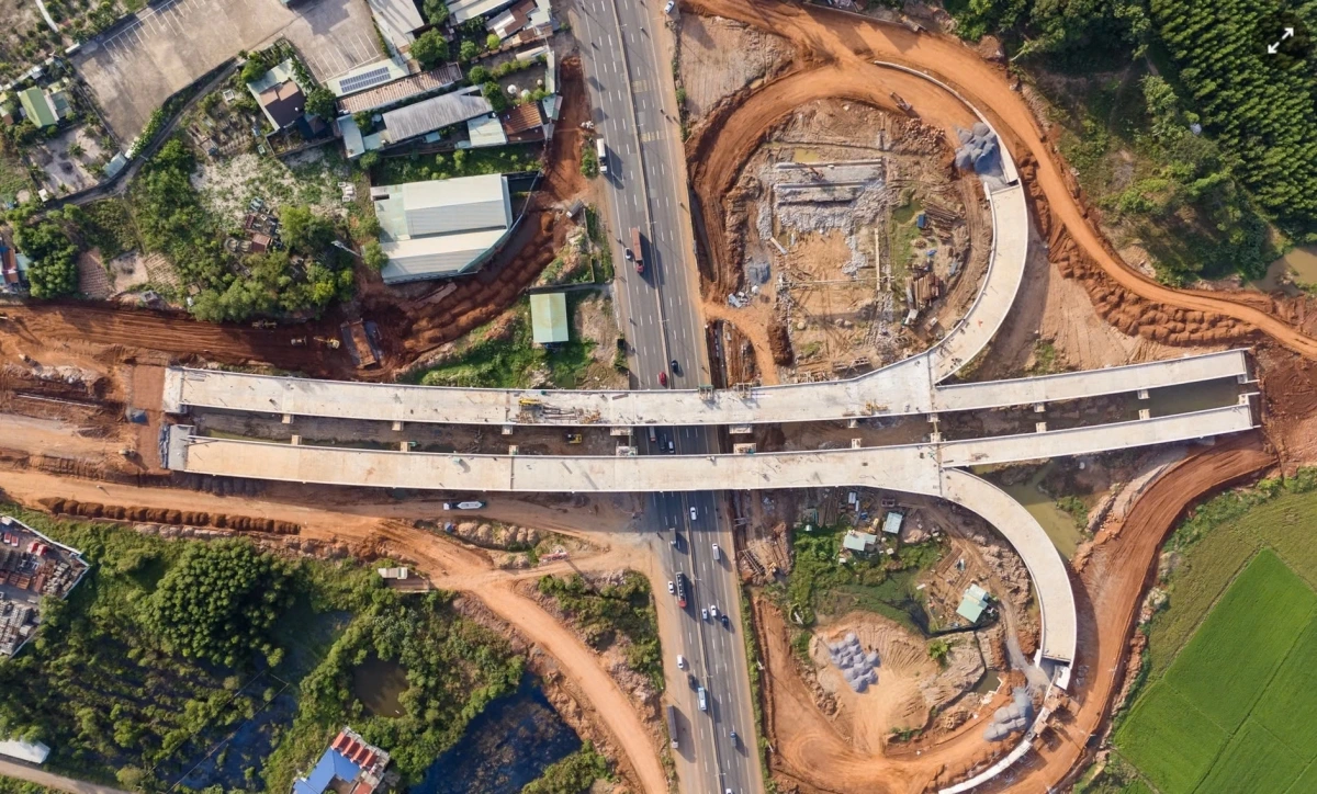 Đây cũng là tuyến đường lưu thông, vận chuyển máy móc, trang thiết bị chính phục vụ công tác thi công xây dựng các hạng mục của Sân bay Long Thành.