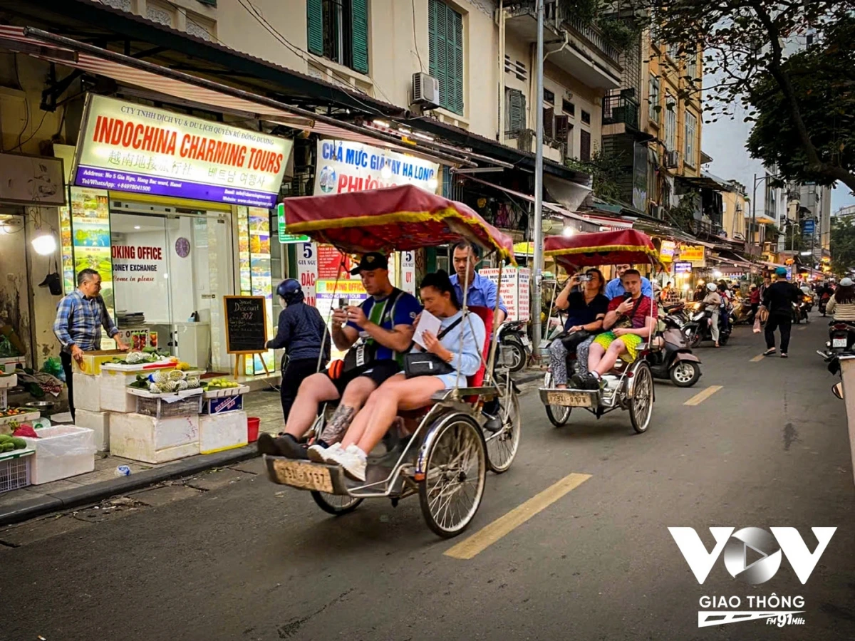Nhiều tuyến phố khác của thủ đô như phố Hàng Ngang, Gia Ngư, Lý Quốc Sư,... tình trạng xe cộ chen chúc cũng đã không còn. Điều này góp phần giúp khách du lịch có những trải nghiệm trọn vẹn hơn khi ghé thăm thủ đô Hà Nội.