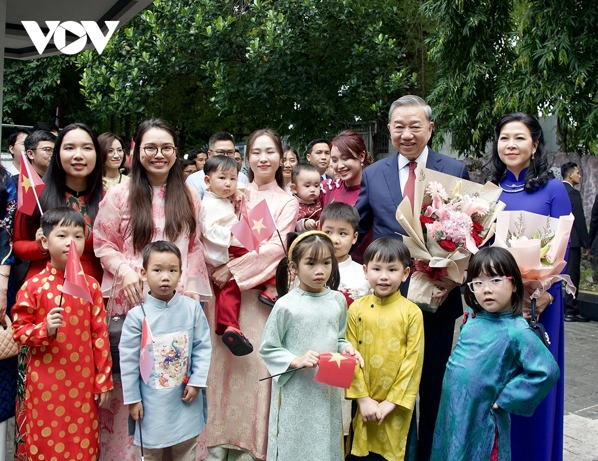 Thay mặt cộng đồng người Việt Nam tại Indonesia, nhiều bà con bày tỏ niềm vinh dự được gặp Tổng Bí thư Tô Lâm, thể hiện niềm tự hào và xúc động khi chứng kiến sự phát triển mạnh mẽ về mọi mặt của đất nước. 