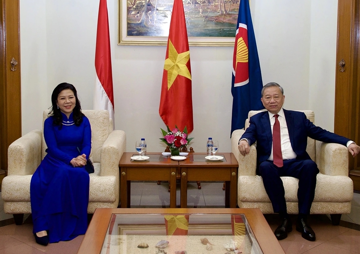 Tổng Bí thư Tô Lâm cho biết, chuyến thăm tới Indonesia lần này có ý nghĩa đặc biệt, diễn ra trong bối cảnh vừa tròn 70 năm thiết lập quan hệ ngoại giao giữa hai nước (1955-2025), 30 năm Việt Nam gia nhập ASEAN, cả hai nước đều kỷ niệm 80 năm ngày thành lập nước, là những sự kiện quan trọng góp phần thắt chặt thêm mối quan hệ hữu nghị truyền thống được Lãnh đạo Đảng, Nhà nước và nhân dân hai nước, trong đó có cộng đồng người Việt Nam tại Indonesia dày công vun đắp.