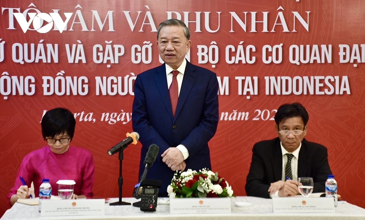 Trong khuôn khổ chuyến thăm cấp Nhà nước tới Indonesia, chiều tối 9/3, Tổng Bí thư Tô Lâm và Phu nhân cùng Đoàn đại biểu cấp cao nước ta đã có cuộc gặp mặt thân mật với nhân viên Đại sứ quán, Phái đoàn Đại diện Việt Nam tại ASEAN và đại diện bà con cộng đồng người Việt Nam tại Indonesia.