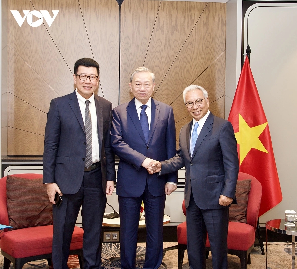 Trong khuôn khổ chuyến thăm Cấp Nhà nước tới Indonesia, chiều 9/3 tại Thủ đô Jakarta, Tổng Bí thư Tô Lâm đã tiếp lãnh đạo một số tập đoàn, doanh nghiệp hàng đầu của Indonesia. Tại buổi tiếp ông Budiarsa Sastrawinata, Giám đốc điều hành Tập đoàn Ciputra, Tổng Bí thư hoan nghênh tập đoàn tiếp tục đầu tư phát triển đô thị xanh, đô thị thông minh, du lịch với các dự án quy mô lớn tại Việt Nam trong thời gian tới.