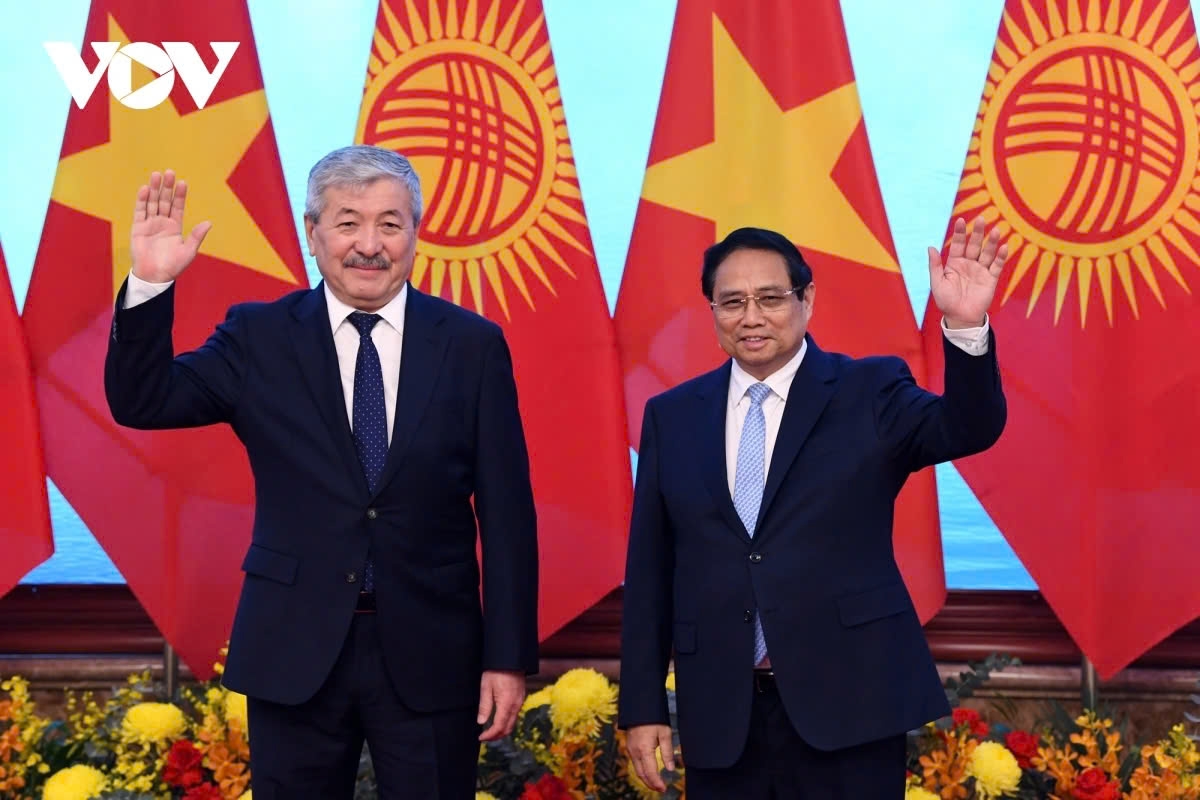 Over the past 33 years, the two countries have seen many new opportunities for cooperation in trade, economy, and investment.