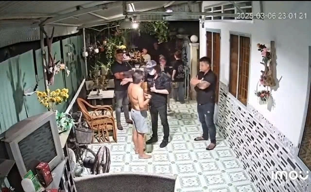 Nhóm người của Trà Mi uy hiếp người nhà chị T.