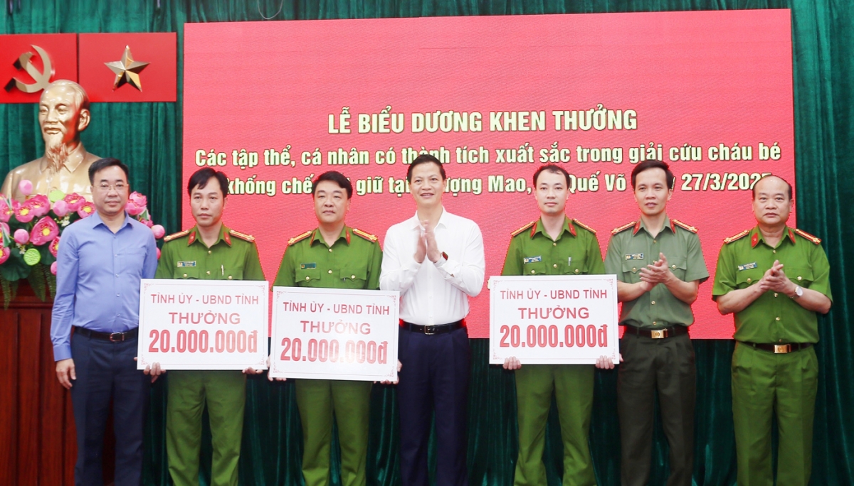 Chủ tịch UBND tỉnh Bắc Ninh Vương Quốc Tuấn, Giám Đốc Công an tỉnh Bắc Ninh Bùi Duy Hưng cùng Phó Giám đốc Nguyễn Văn Huệ trao Bằng khen cho các tập thể, cá nhân