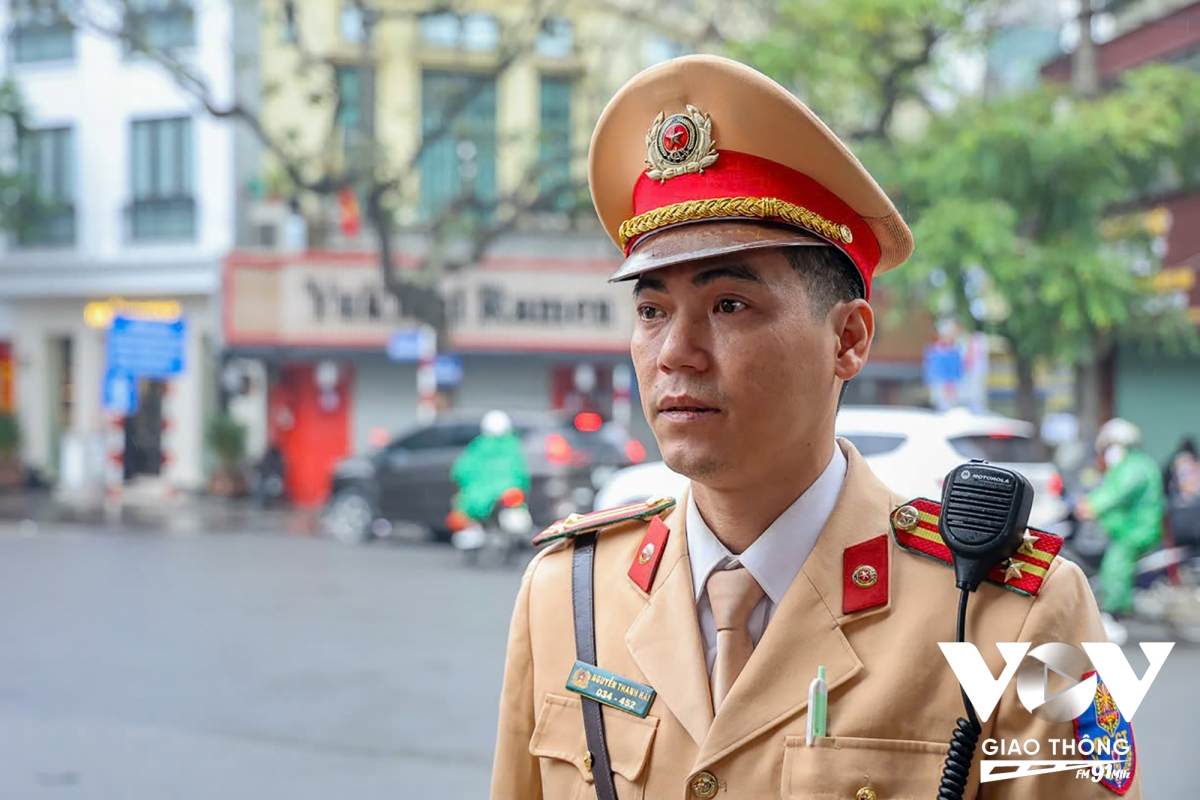 Theo Trung tá Nguyễn Thanh Hải, cán bộ Đội CSGT đường bộ số 1 (Phòng CSGT, Công an TP. Hà Nội), đa số các lái xe vi phạm đều bày tỏ, đã nắm rõ quy định cắm biển cấm nhưng vì chạy theo hợp đồng đón trả khách của hãng lữ hàng nên phải tuân theo dù biết đối mặt với việc bị xử phạt. Hiện đã có quy định khu vực đón trả khách du lịch trên phố Trần Nhật Duật các hãng lữ hành nên tuân thủ triệt để. Phối hợp cùng với các chủ cơ sở lưu trú để khách du lịch di chuyển thuận tiện bằng phương tiện trung gian. Có vậy mới xử lý triệt để tình trạng đón trả khách và sau giờ cấm, xe du lịch lại tràn vào khu vùng lõi phố cổ khiến giao thông di chuyển khó khăn.
