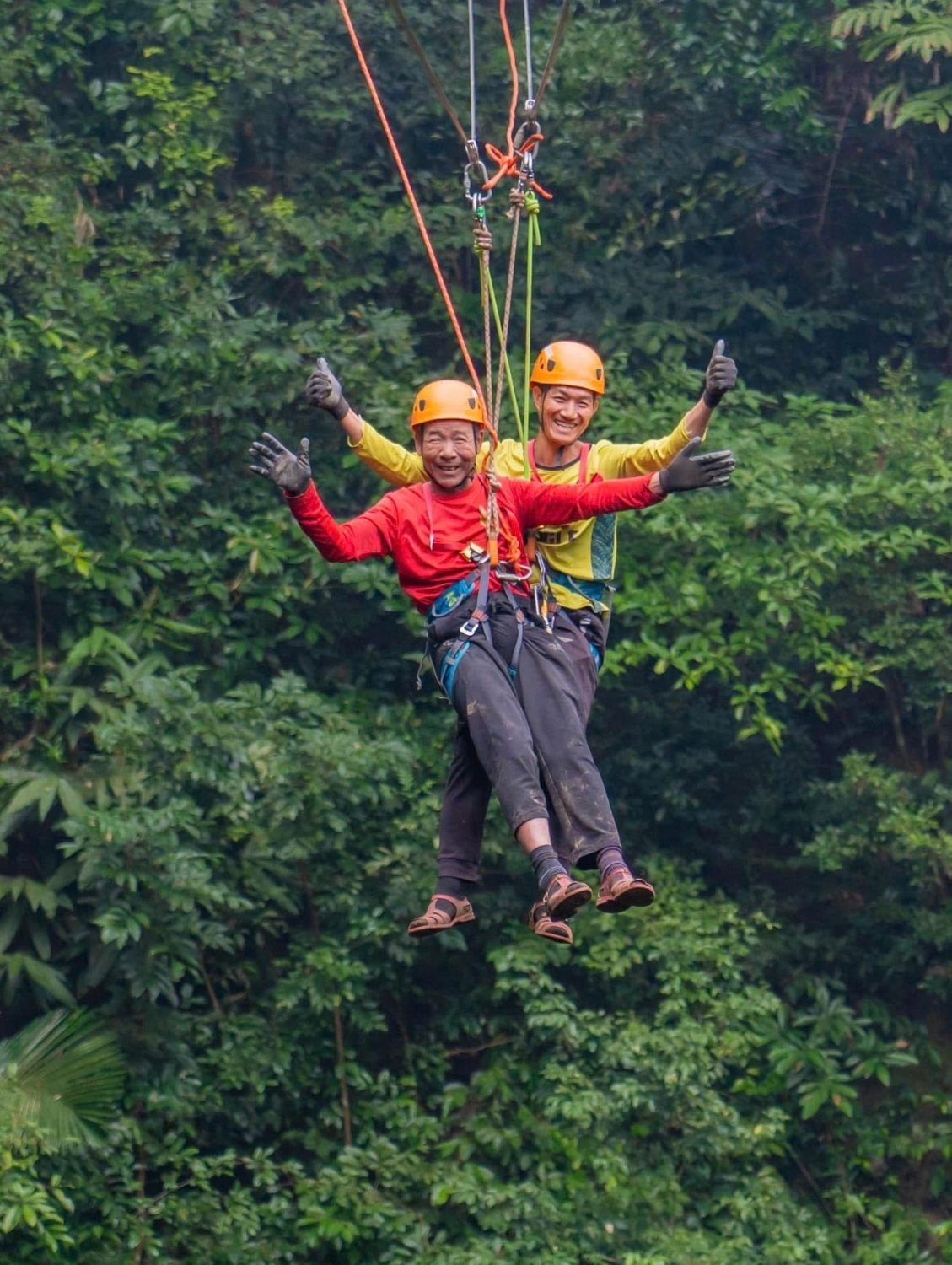Đây là một trải nghiệm mới và lần đầu tiên ở Việt Nam có một hệ thống zipline xuyên qua hố sụt tự nhiên.