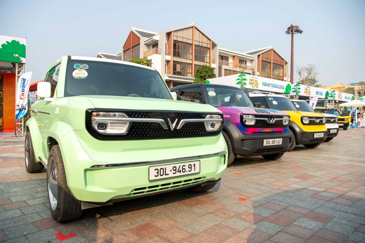 Tại đầu cầu Hà Nội, nhiều người tham quan tại Vinhomes Ocean Park 2 thích thú ngắm nghía chiếc xe mang số báo danh 004 nhờ cách phối màu xanh cốm, phối các chi tiết sơn màu trắng, đường viền crôm, mâm không chấu cổ điển và giỏ mây phía sau gợi nhớ về những thiết kế phổ biến vào thế kỷ 20.
