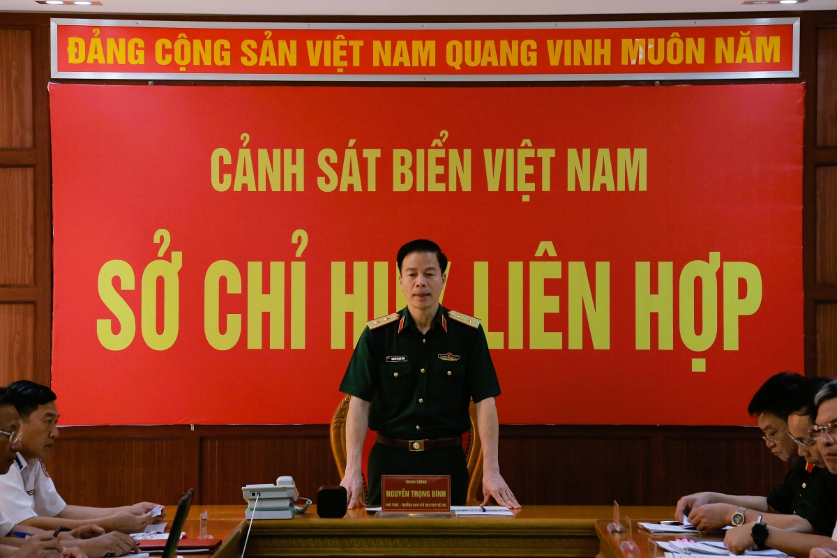 Trung tướng Nguyễn Trọng Bình – Phó Tổng Tham mưu trưởng Quân đội nhân dân Việt Nam, Trưởng Ban chỉ đạo Bộ Quốc phòng về chống khai thác IUU làm việc tại Sở chỉ huy liên hợp chống khai thác IUU