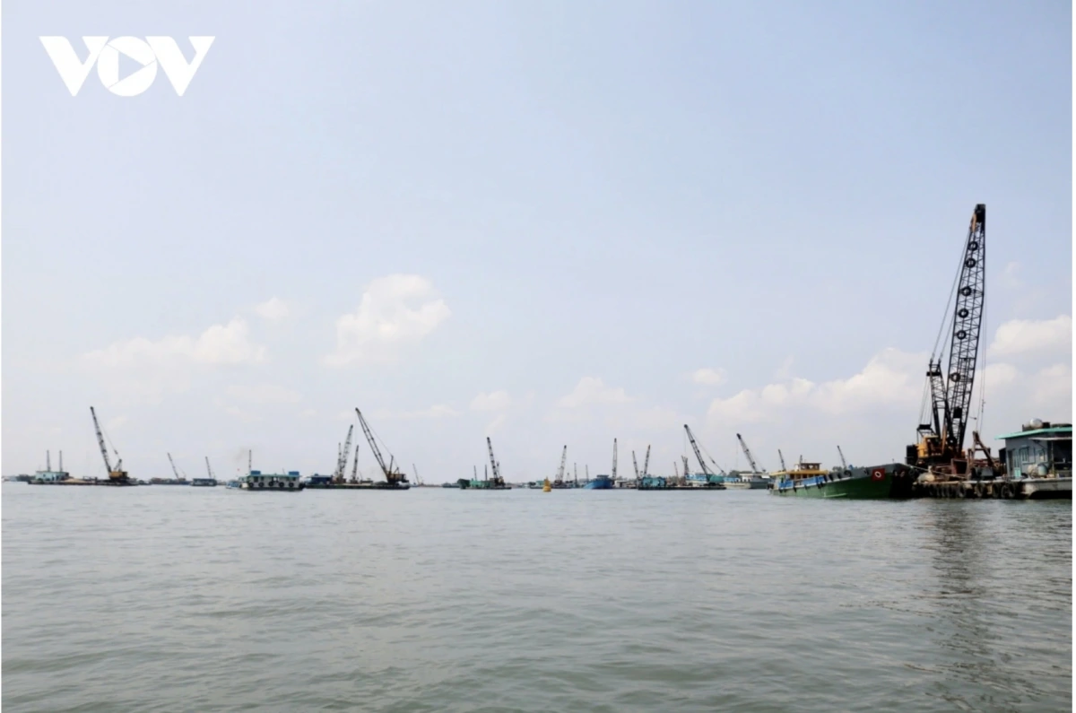 Khai thác cát trên sông ở An Giang (ảnh Phan Ánh)