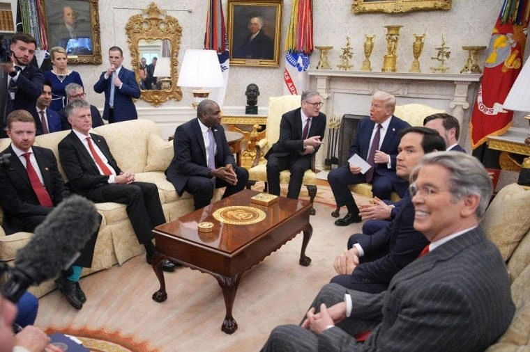 Ông Jonathan Powell, ngồi ở giữa bên trái, trong cuộc họp gần đây của ông Starmer và ông Trump tại Phòng Bầu dục. Ảnh: Getty