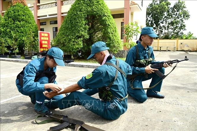 Các thí sinh thi nội dung băng bó, cứu thương tại  Hội thao Giáo dục quốc phòng - an ninh học sinh THPT trên địa bàn tỉnh Bạc Liêu. Ảnh: TTXVN