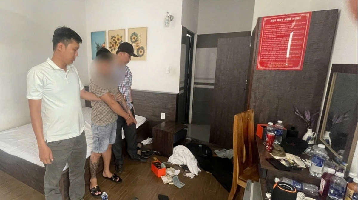 Quân bị bắt tại một nhà nghỉ. Ảnh: CABT