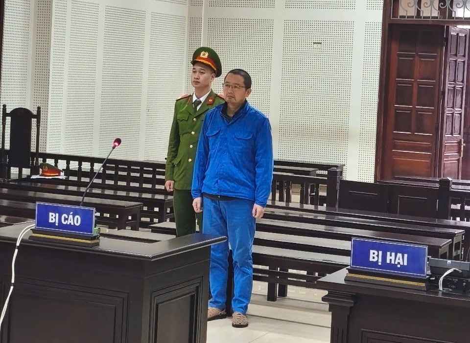 Bị cáo Hu Zhiqiang tại phiên toà (Nguồn ảnh Công an tỉnh Quảng Ninh)