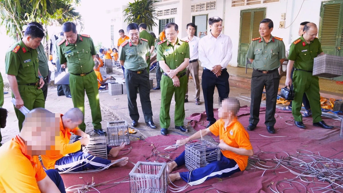 Đoàn công tác kiểm tra, làm việc tại Cơ sở cai nghiện ma túy số 1 tỉnh Bình Phước (ảnh: CA)