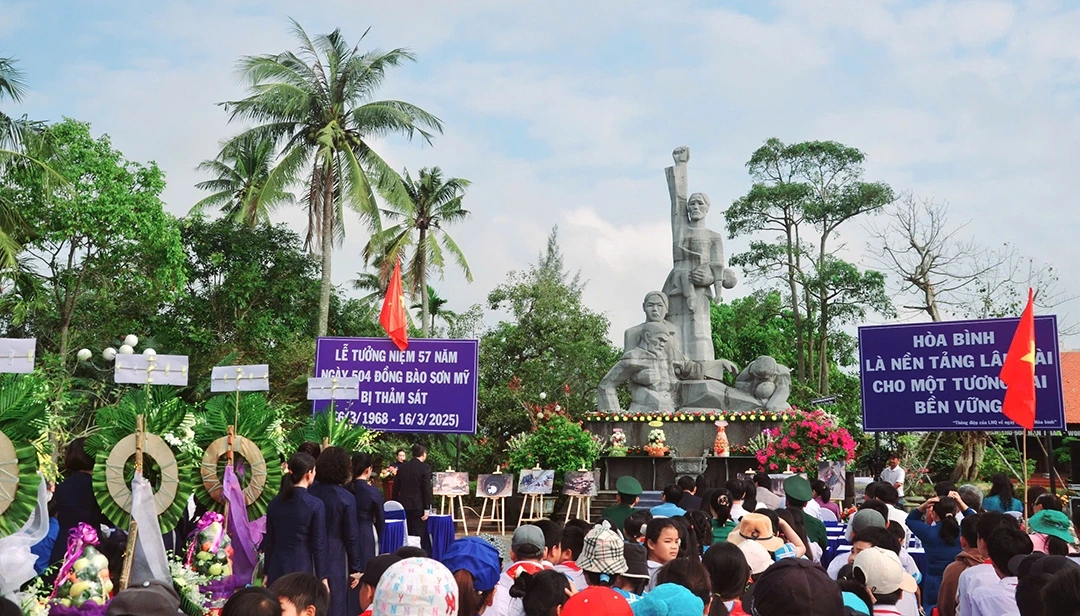 Các đoàn đại biểu, học sinh, sinh viên và nhân dân Sơn Mỹ dự lễ tưởng niệm