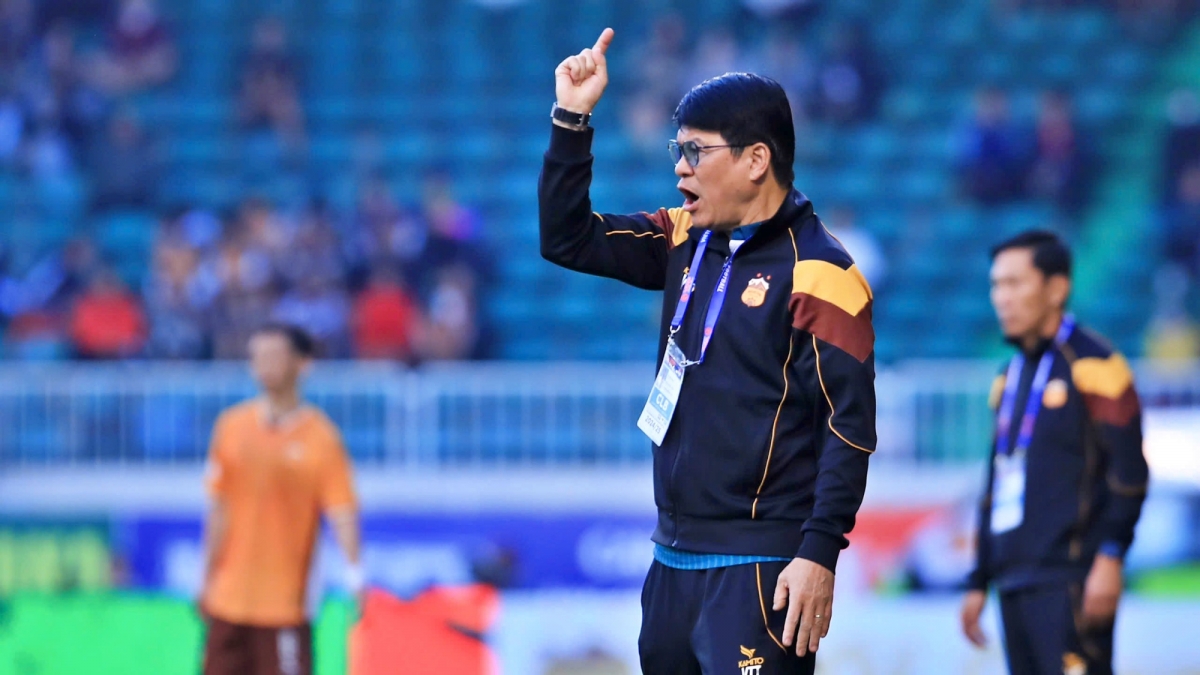 GĐKT Vũ Tiến Thành và trưởng đoàn Nguyễn Tấn Anh của CLB HAGL nhận án phạt cực nặng vì lăng mạ trọng tài. (Ảnh: VPF)
