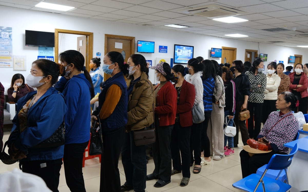 Nhiều phụ nữ Hà Nội xếp hàng chờ đến lượt khám tại sự kiện. Ảnh: ĐSQ Israel tại Việt Nam cung cấp.