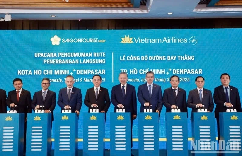 General Secretary To Lam (fifth from right) attends the announcement ceremony of the direct flight route between Ho Chi Minh City and Denpasar, the capital of Bali, organized by Vietnam Airlines on March 9. (Photo: nhandan.vn)