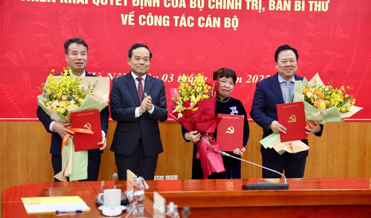 Ông Trần Lưu Quang, Trưởng Ban Chính sách, chiến lược Trung ương chúc mừng 3 cán bộ mới được điều động, bổ nhiệm