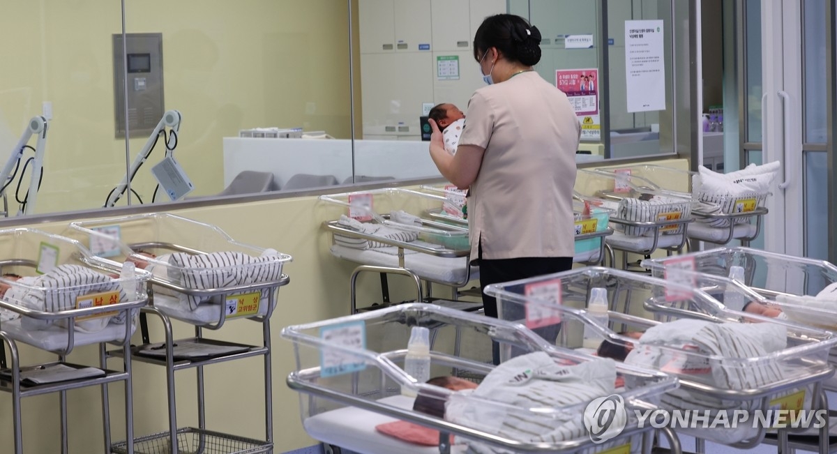 Số trẻ sơ sinh ra đời trong tháng 1/2025 tại Hàn Quốc là 23.947 trẻ. Ảnh: Yonhap News