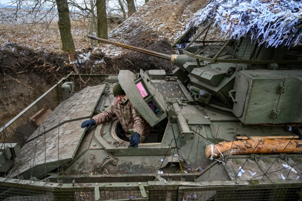 Một người lính Ukraine điều khiển xe chiến đấu Bradley ở khu vực Kursk. Ảnh: Getty