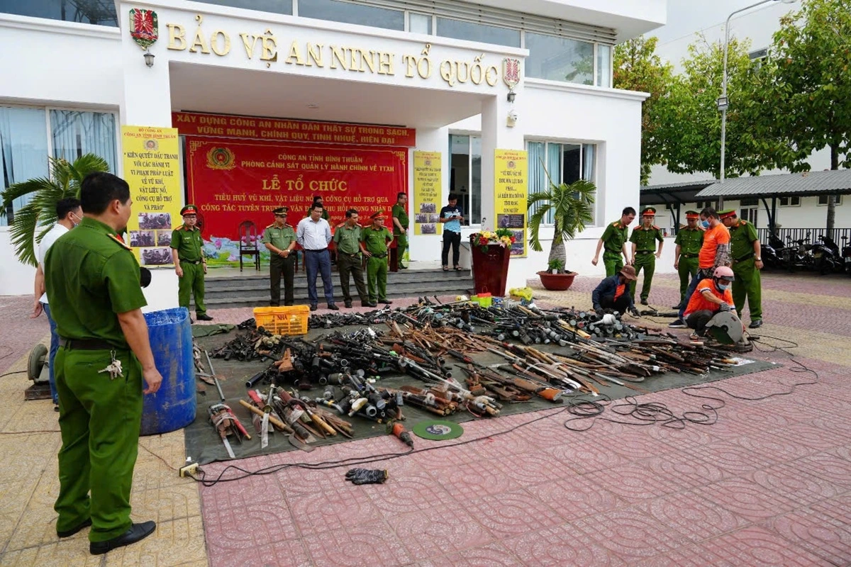 Công an tỉnh Bình Thuận tiêu hủy hơn 4.000 vũ khí, công cụ hỗ trợ và pháo