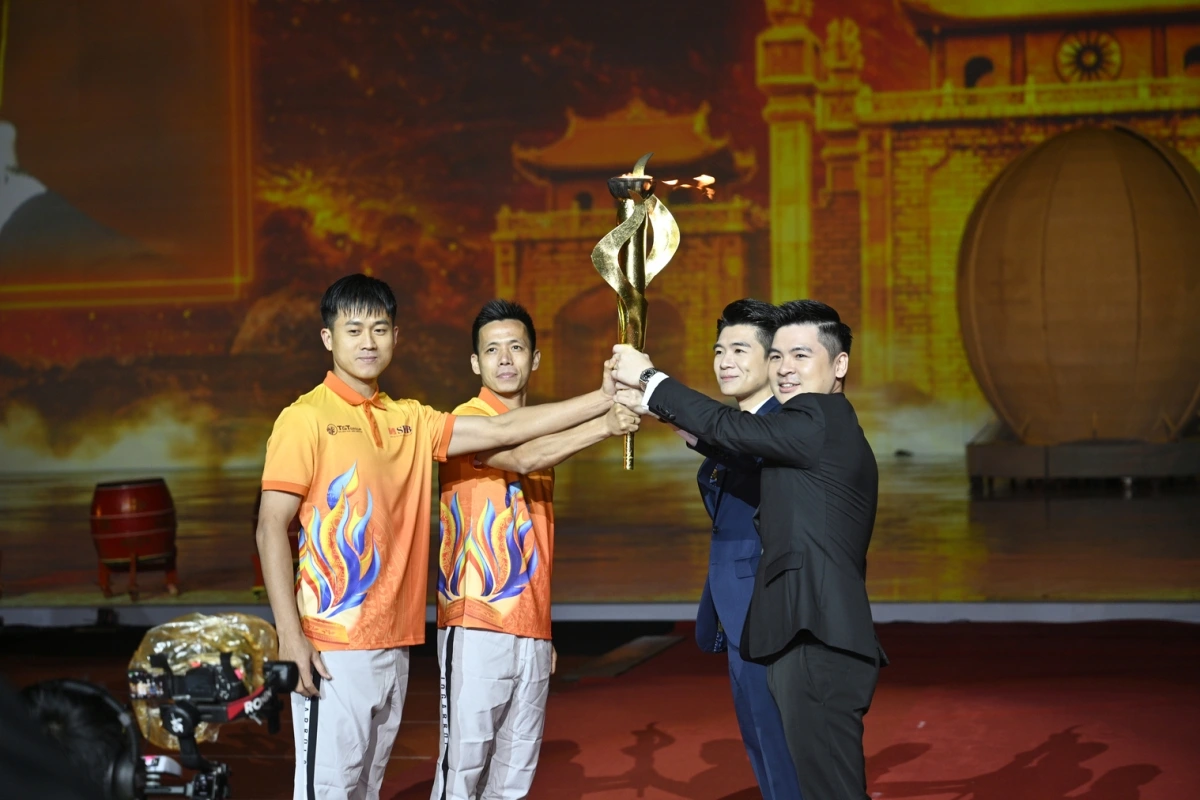 "Ngày hội văn hóa SHB - T&amp;T" được chia làm ba chương với sự tham gia của hàng nghìn nghệ sĩ chuyên nghiệp lẫn không chuyên. Với tựa đề Lửa thiêng hùng khí Tiên Rồng với màn rước đuốc lửa thiêng từ Đền Vùng về sân vận động quốc gia Mỹ Đình có sự tham gia của hai Phó chủ tịch Đỗ Quang Vinh và Đỗ Vinh Quang.