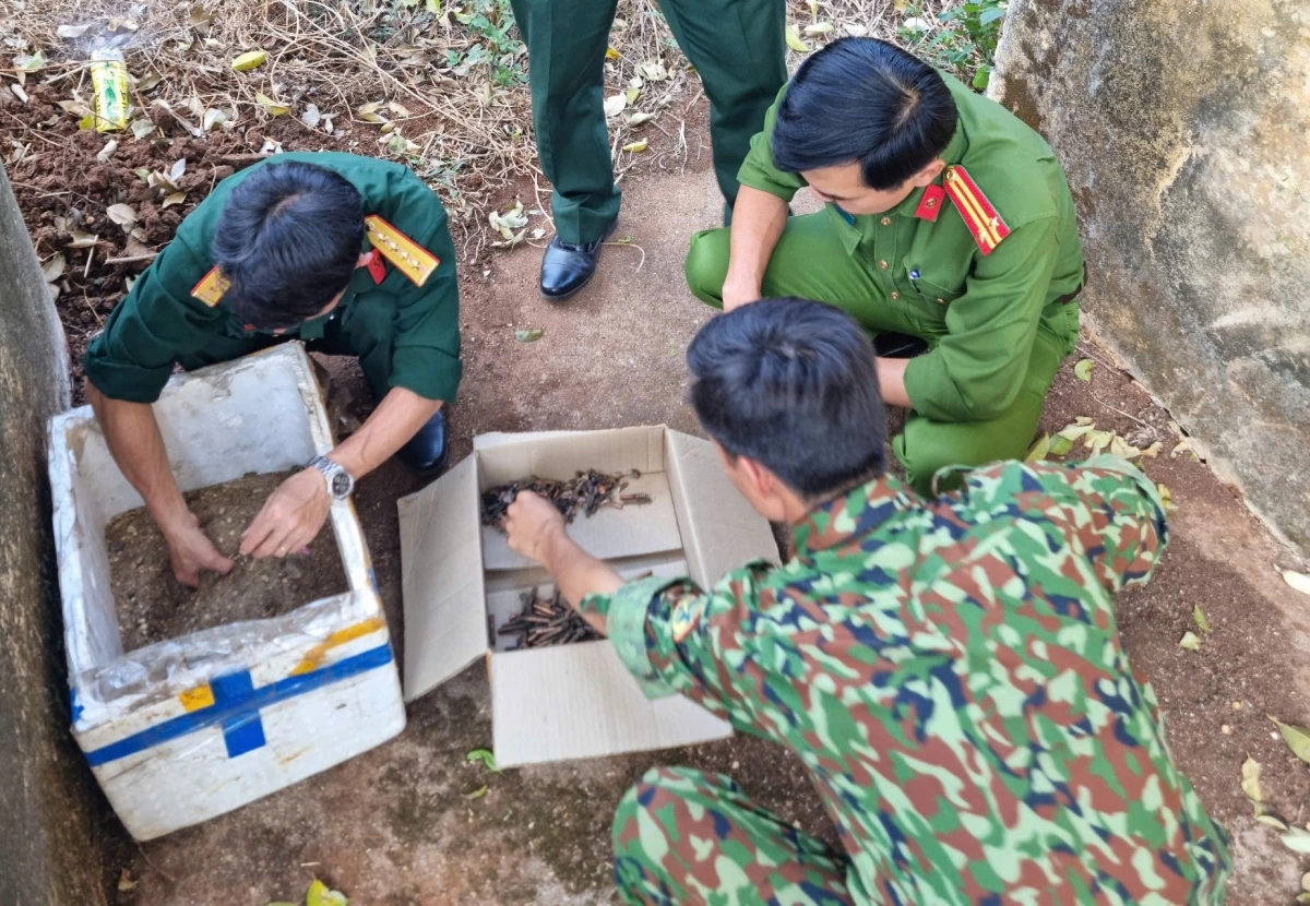 Lực lượng chức năng kiểm đếm tang vật thu giữ được tại hiện trường (Ảnh: Công an tỉnh Gia Lai)