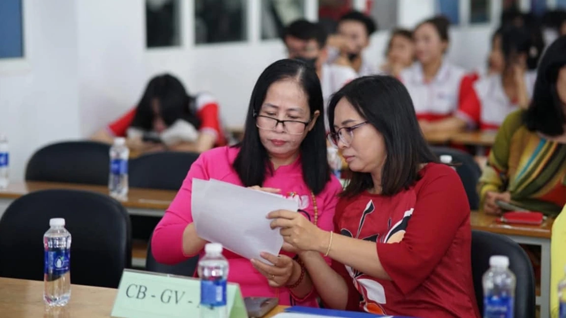 Thạc sĩ Đoàn Thị Thoa - Phó trưởng khoa Báo chí Truyền thông - Trường cao đẳng PT-TH II (người bên trái).