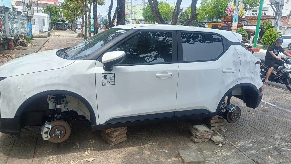 Xe ô tô điện khi bị tháo mất 4 bánh trong đêm.