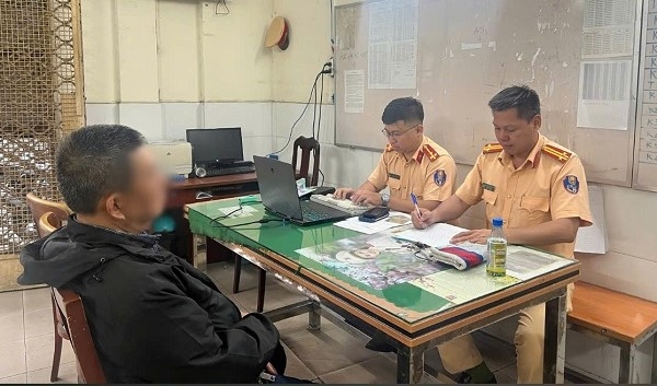 Cảnh sát xử phạt ông C. vì vi phạm luật giao thông (Ảnh: CACC)