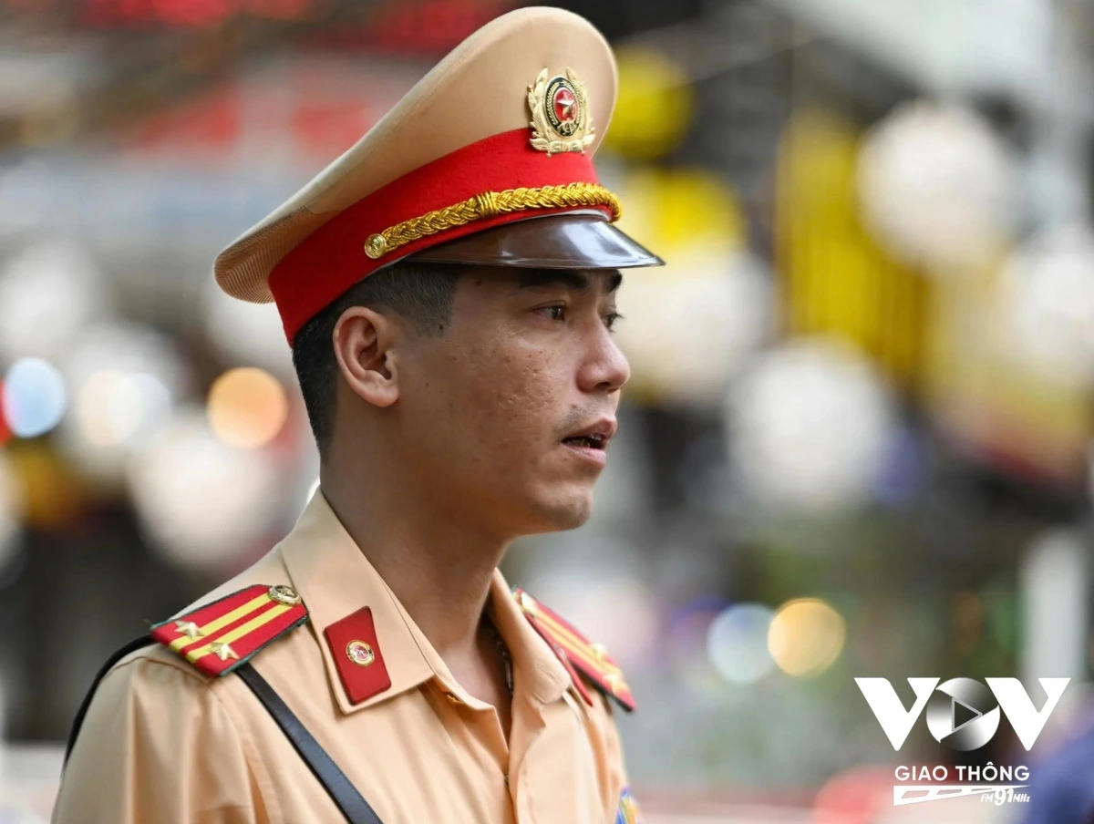 Theo Trung tá Nguyễn Thanh Hải, cán bộ Đội CSGT đường bộ số 1, khu vực “cà phê đường tàu” giới hạn từ ngã tư Lê Duẩn - Nguyễn Thái Học đến ngã ba Trần Phú - Lý Nam Đế và kéo dài hơn 200m đi trên cao, được người dân tận dụng để kinh doanh cà phê dù chưa được phép. Mặc dù đơn vị thường xuyên tuyên truyền, xử lý nhưng nhiều chủ cửa hàng vẫn cố tình vi phạm