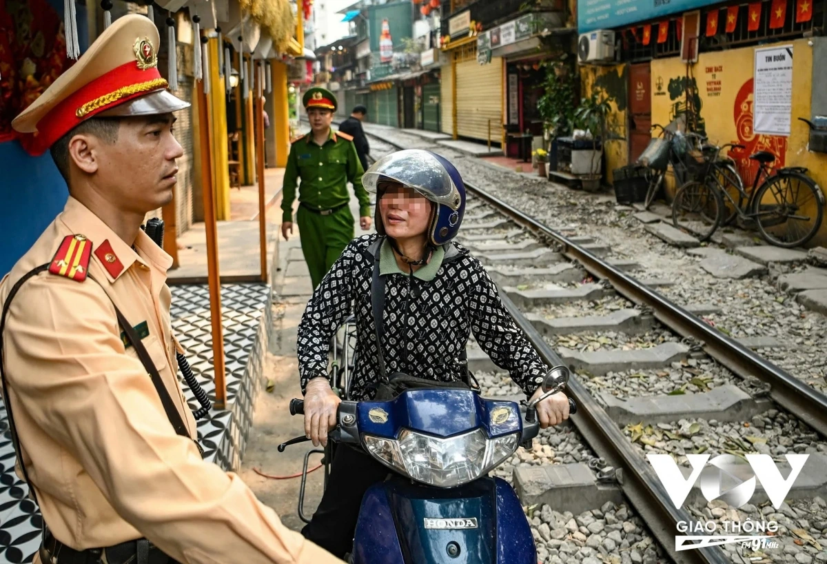 Theo thống kê của Phòng CSGT TP. Hà Nội, trung bình mỗi tháng các Đội CSGT địa bàn xử lý từ 47-50 trường hợp vi phạm trật tự an toàn giao thông đường sắt tại khu vực cafe đường tàu. Thời gian tới, Phòng CSGT TP. Hà Nội sẽ kiến nghị có giải pháp cấm triệt để việc kinh doanh buôn bán dịch vụ ăn uống trên tuyến đường sắt chạy qua nội đô. Đồng thời giao lực lượng chức năng phối hợp công an các phường trên địa bàn xử lý nghiêm việc taxi, xe du lịch, xe xích lô dừng đỗ gây cản trở giao thông trên các tuyến đường giao cắt qua đường tàu