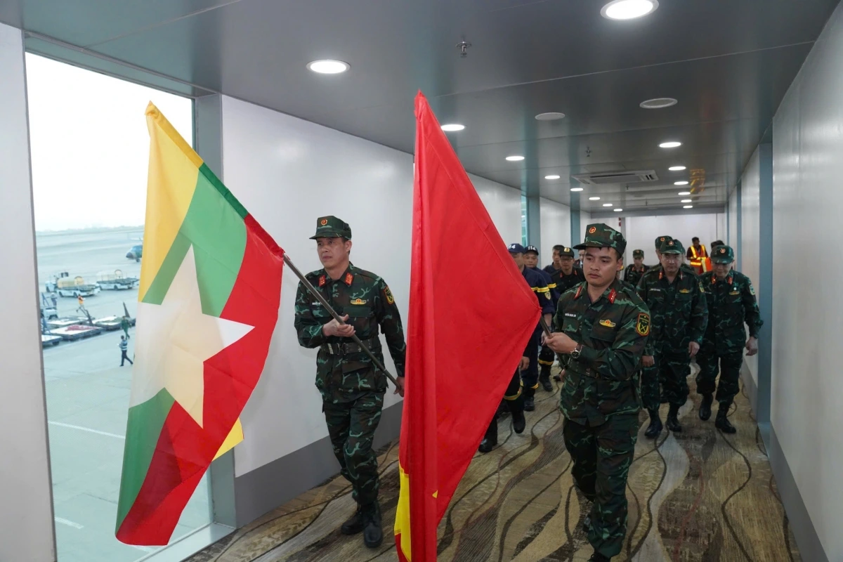 Các chiến sĩ công an và quân đội Việt Nam tại sân bay Yangoon (Ảnh: Nguyễn Quang)