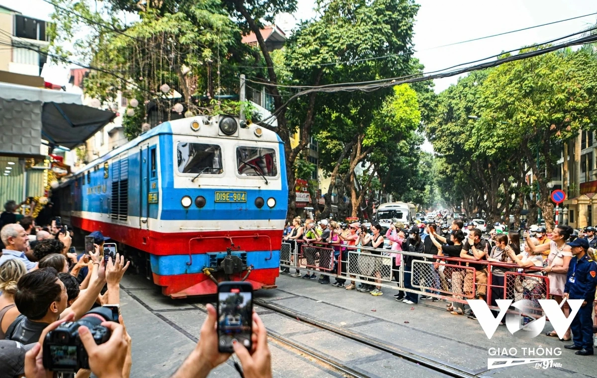 Café đường tàu đoạn qua quận Ba Đình và Hoàn Kiếm luôn thu hút nhiều du khách đến trải nghiệm và sử dụng dịch vụ