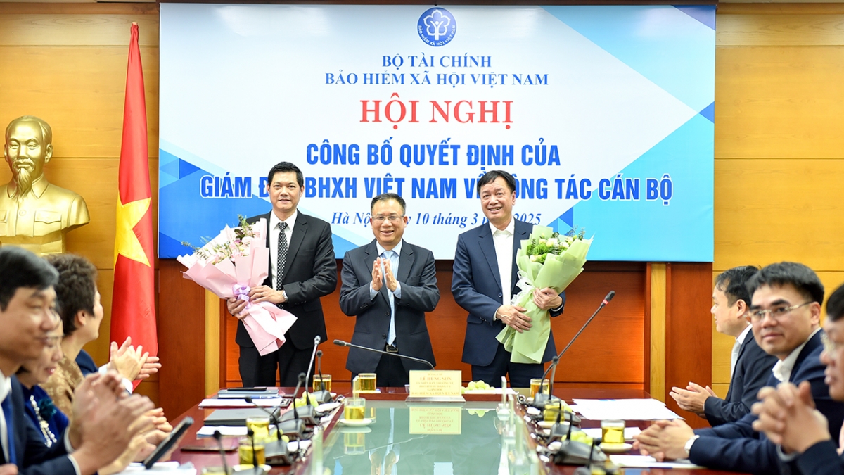 Giám đốc BHXH Việt Nam Lê Hùng Sơn tặng hoa chúc mừng ông Phan Văn Mến và ông Nguyễn Ngọc Huyến