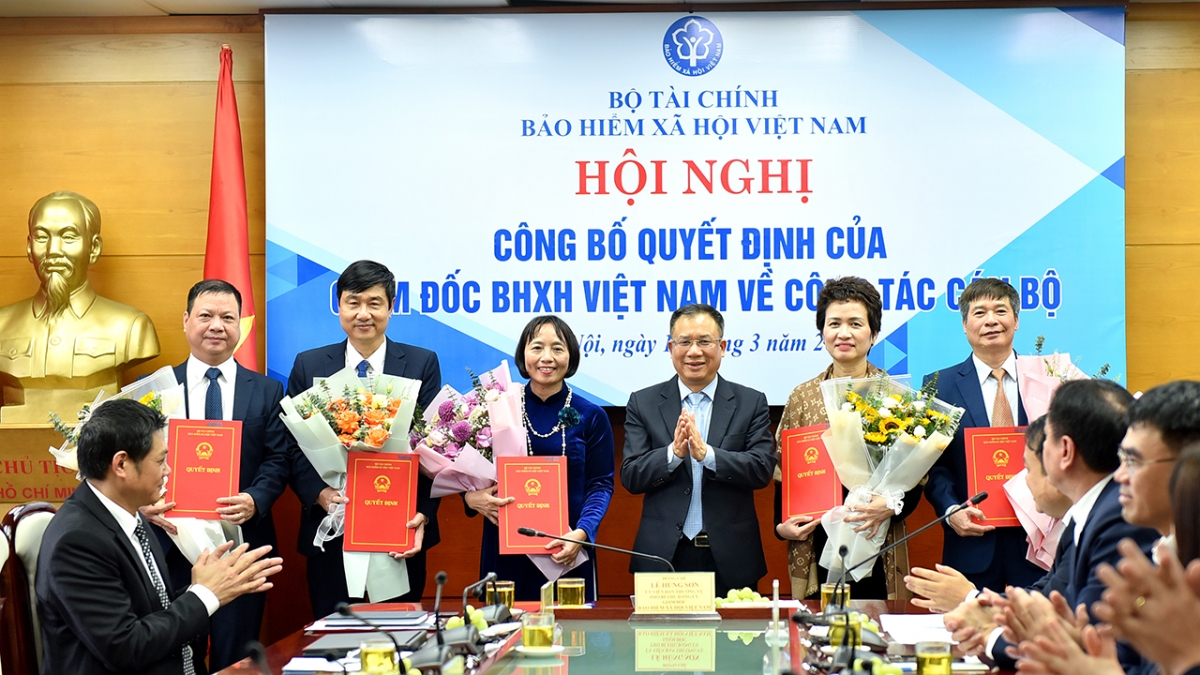 Giám đốc BHXH Việt Nam Lê Hùng Sơn tặng hoa chúc mừng các Phó Giám đốc BHXH khu vực I