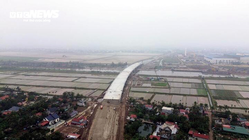 Cầu vượt sông Hóa với chiều dài 411,2m; tường chắn dài 140m, bề rộng cầu 22,5m, được triển khai tại địa phận huyện Vĩnh Bảo (Hải Phòng) và huyện Quỳnh Phụ (Thái Bình)