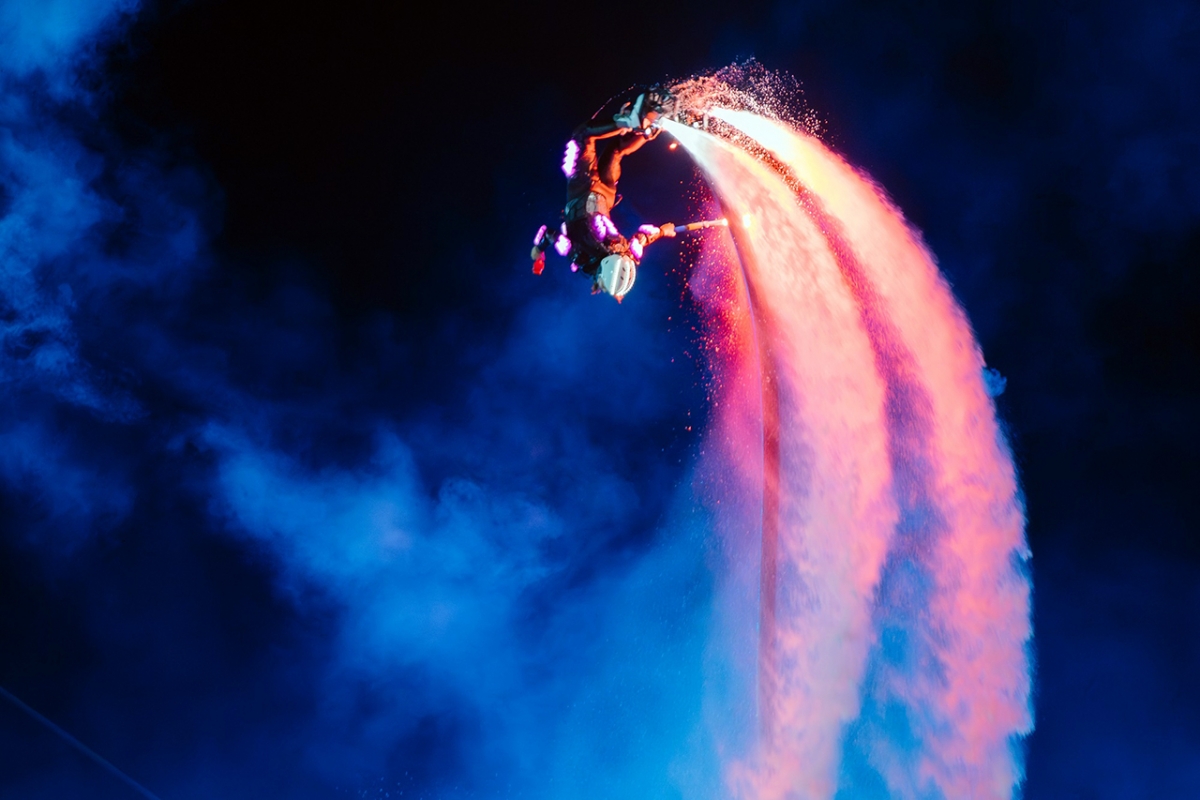 Show diễn Jetski kết hợp pháo hoa mang tới sức nóng du lịch mới cho đảo Cát Bà