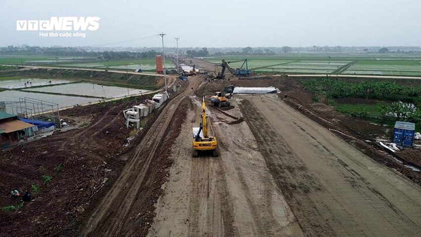 Ông Vũ Văn Cường, Phó Giám đốc điều hành dự án cho biết: "Hiện dự án đã thi công hoàn thành xong phần cầu, còn phần thảm bê tông nhựa mặt cầu và hiện đang thi công hạng mục nền đường – đắp cát, đất, cấp phối đá dăm, đã thảm được 650m chiều dài đường lớp bê tông nhựa C19"