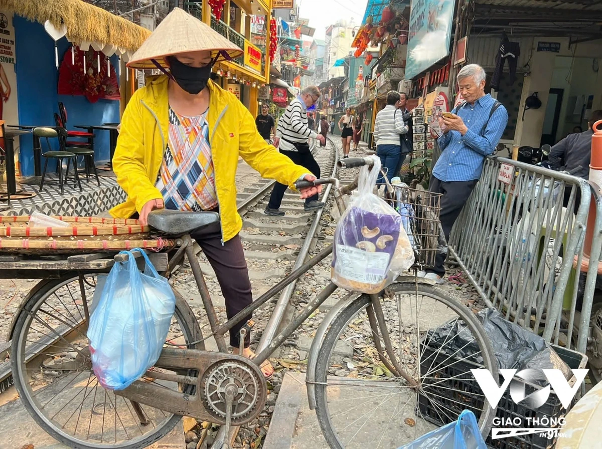 Mặc dù chưa xảy ra tai nạn đáng tiếc tại khu vực café đường tàu, thế nhưng việc du khách và người dân vi phạm hành lang đường sắt luôn tiềm ẩn nguy cơ TNGT rất cao