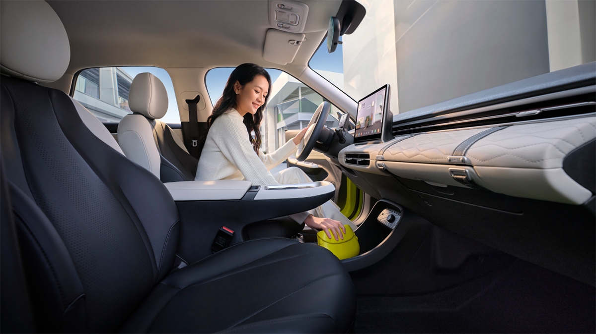 Dongfeng BOX với không gian thoải mái, tinh tế và hộc đựng đồ ở mọi nơi trên xe giúp chị em tự do khám phá và tận hưởng hành trình