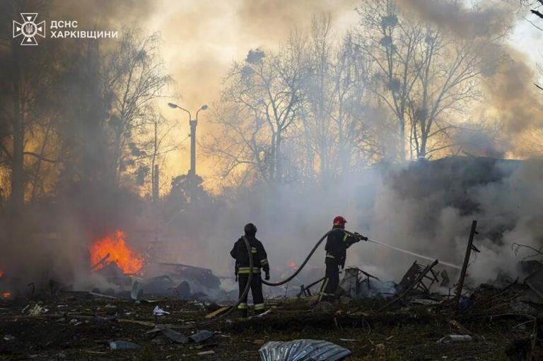 Các nhân viên cứu hỏa Ukraine dập tắt đám cháy sau vụ tấn công tên lửa của Nga. Ảnh: Ukrainian Emergency Service