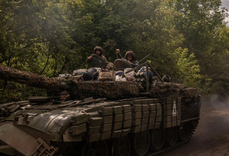 Xe tăng Ukraine tiến tới Kursk. Ảnh: WSJ