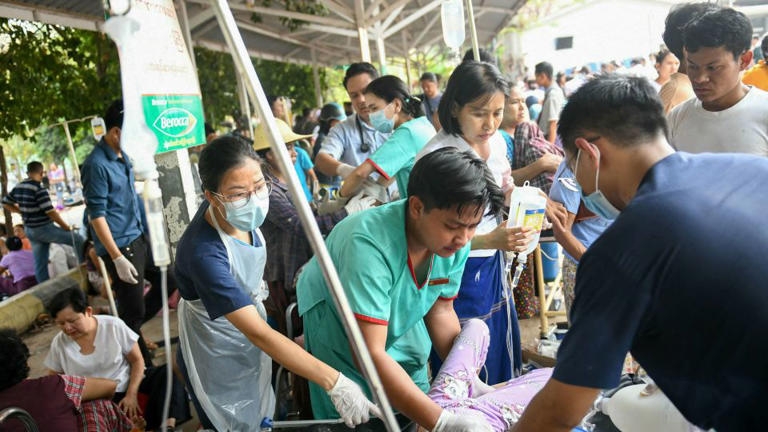 Người dân nỗ lực tìm kiếm nạn nhân bị vùi lấp trong đống đổ nát. Ảnh: Getty