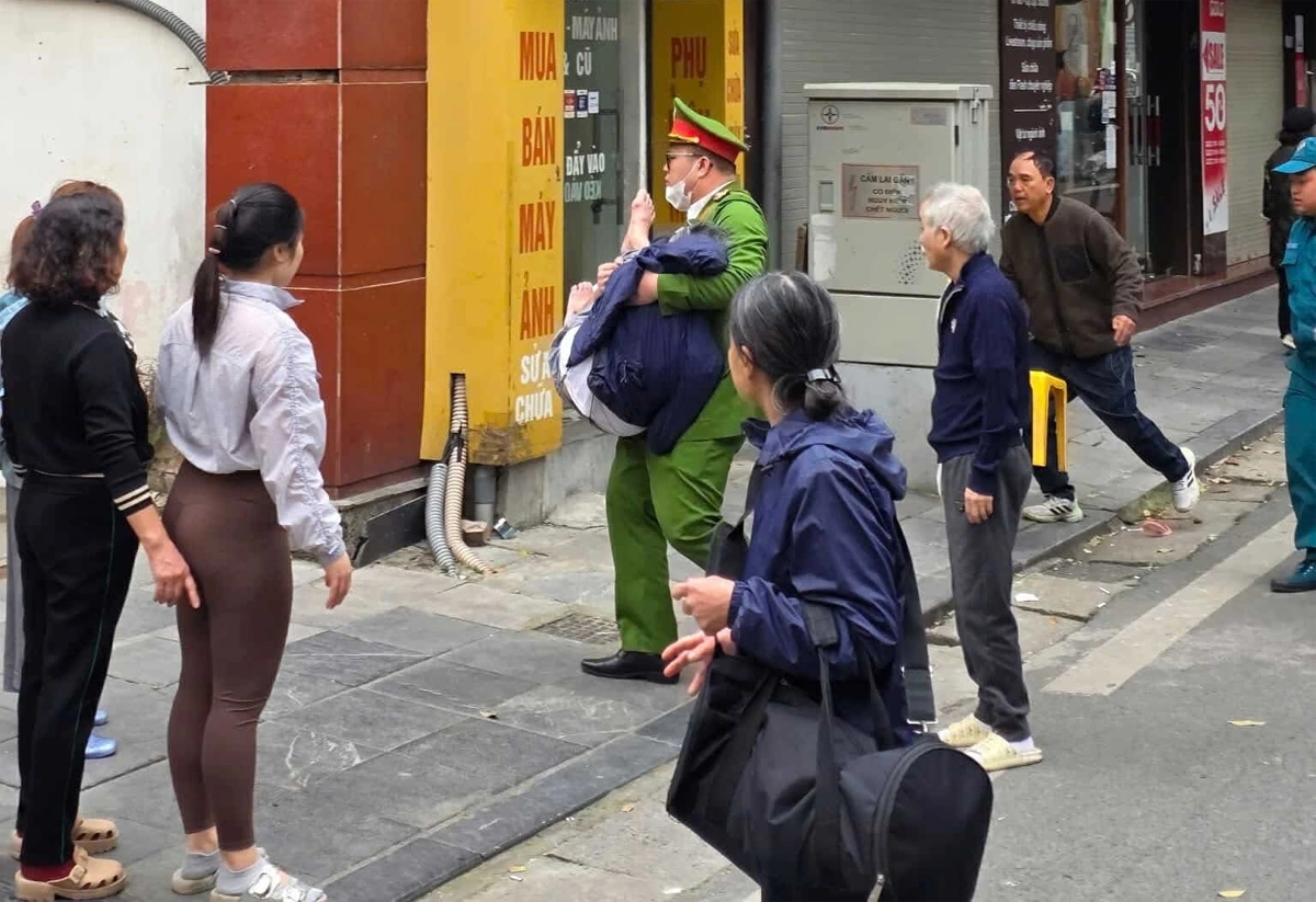 Lực lượng chức năng sơ tán người trong khu vực