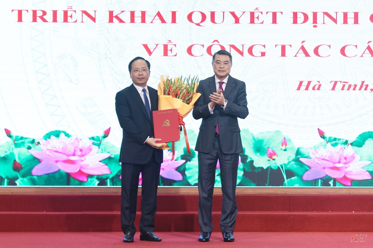 Đồng chí Lê Minh Hưng - Uỷ viên Bộ Chính trị, Bí thư Trung ương Đảng, Trưởng ban Tổ chức Trung ương trao quyết định và tặng hoa chúc mừng đồng chí Nguyễn Duy Lâm. (Ảnh: Báo Hà Tĩnh)