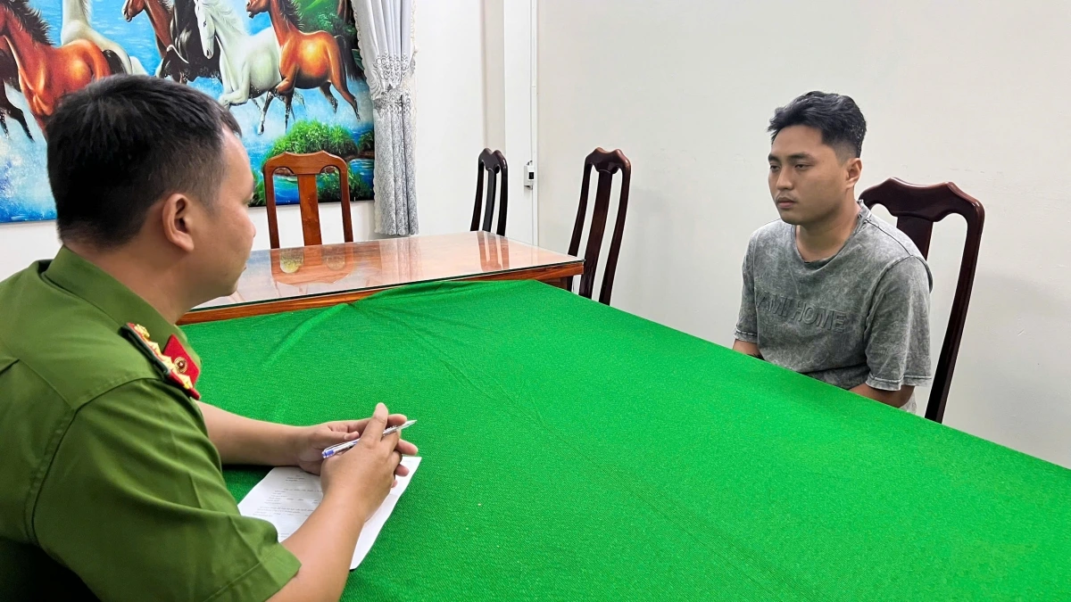Đối tượng Trần Anh Tuấn tại cơ quan công an